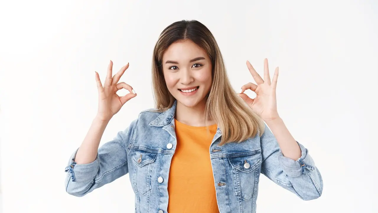 Ilustrasi perempuan memberi tanda setuju/freepik.com/cookie_studio