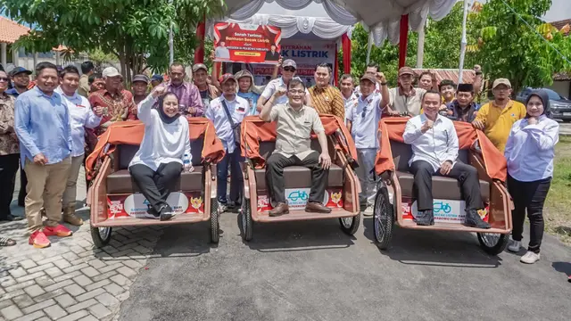 Kepala Badan Percepatan Pengentasan Kemiskinan ( BP Taskin) Budiman Sujatmiko, Wakil BP Taskin yang juga Presiden Becak Listrik Indonesia, Nanik S Deyang, dan Ketua YGSN Letjen ( Purn) Teguh Arief Indriatmoko hadir dalam pemberikan becak gratis.
