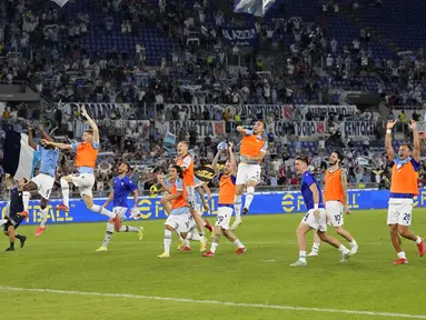 Para pemain Lazio melakukan selebrasi usai pertandingan melawan AS Roma pada lanjutan Liga Serie A Italia di Stadion Olimpiade Roma, Senin (27/9/2021). Lazio menang tipis atas Roma dengan skor 3-2. (AP  Photo/Andrew Medichini)