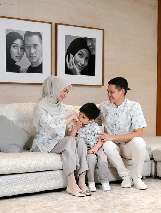 Opsi lainnya, bisa kenakan atasan berupa blouse dan kemeja dengan motif yang sama dan bawahan warna netral.  [@citraciki].