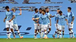 Gelandang Manchester City, David Silva (tengah) berselebrasi dengan rekan-rekannya usai mencetak gol ke gawang Burnley pada pertandingan lanjutan Liga Inggris di Stadion Etihad di Manchester, Inggris (22/6/2020). City menang telak 5-0 atas Burnley. (Shaun Botterill/POOL/AFP)