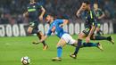 Striker Napoli, Dries Mertens, terjatuh saat berebut bola dengan bek Inter Milan, Danilo D'Ambrosio, pada laga Serie A Italia di Stadion San Paolo, Naples, Sabtu (21/10/2017). Napoli bermain imbang 0-0 dengan Inter Milan. (AP/Ciro Fusco)