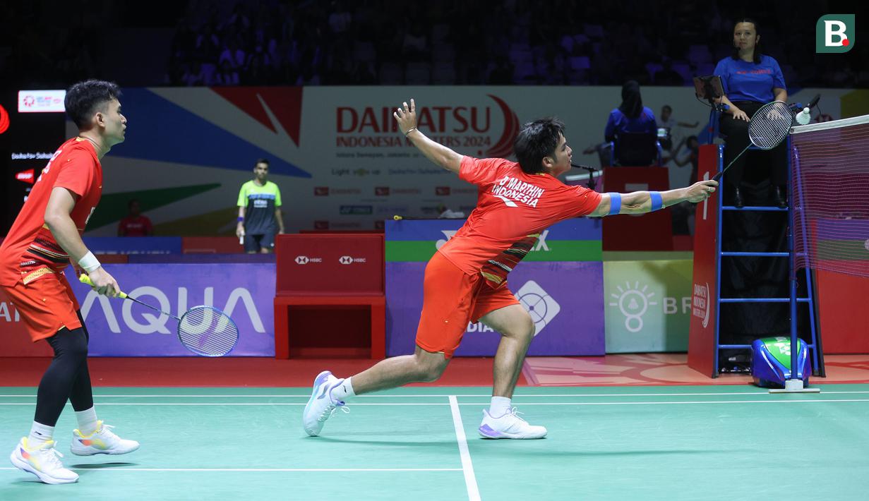 <p>Pemain ganda putra Indonesia, Daniel Marthin yang berpasangan dengan Leo Rolly Carnando berusaha menempatkan bola di depan net saat melawan pasangan China, Xie Hao Nan/Zheng Wei Han pada babak 16 besar Indonesia Masters 2024 di Istora Senayan, Jakarta, Kamis (25/1/2024). Leo/Daniel menang dengan skor 21-16, 21-17. (Bola.com/M Iqbal Ichsan)</p>