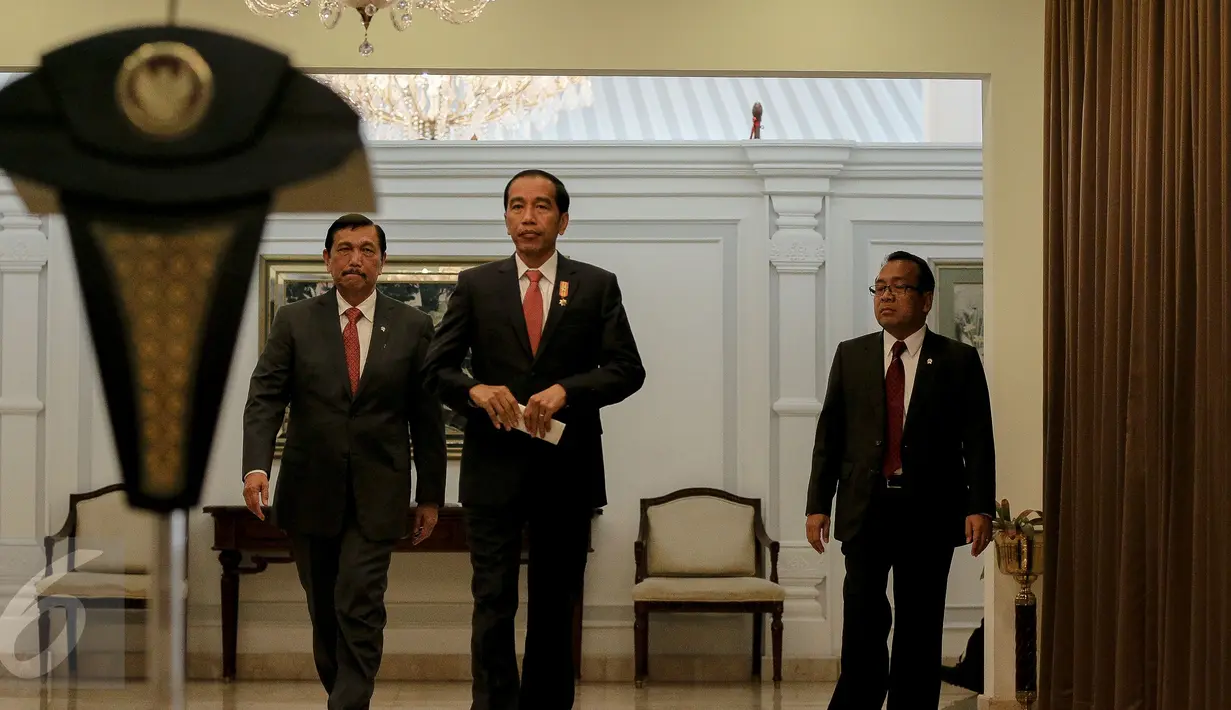 Presiden Jokowi memberikan keterangan pers didampingi Menkopolhukam Luhut B Panjaitan (kanan) setibanya dari Paris di Bandara Halim Perdanakusuma, Jakarta Timur, Rabu (2/12). (Liputan6.com/Faizal Fanani)
