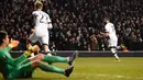 Erik Lamela (kanan) melakukan selebrasi usai mencetak gol kegawang Fiorentina di leg kedua babak 32 besar Liga Europa di White Hart Lane, London, Inggris (26/2). Tottenham menang atas Fiorentina dengan skor 3-0. (Reuters/Matius Childs)