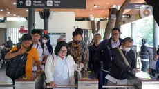Sejumlah Aparatur Sipil Negara (ASN) di lingkungan Pemerintah Provinsi Daerah Khusus Jakarta saat berada di halte Transjakarta Balai Kota, Jakarta, Rabu (30/4/2025). (Liputan6.com/Herman Zakharia)