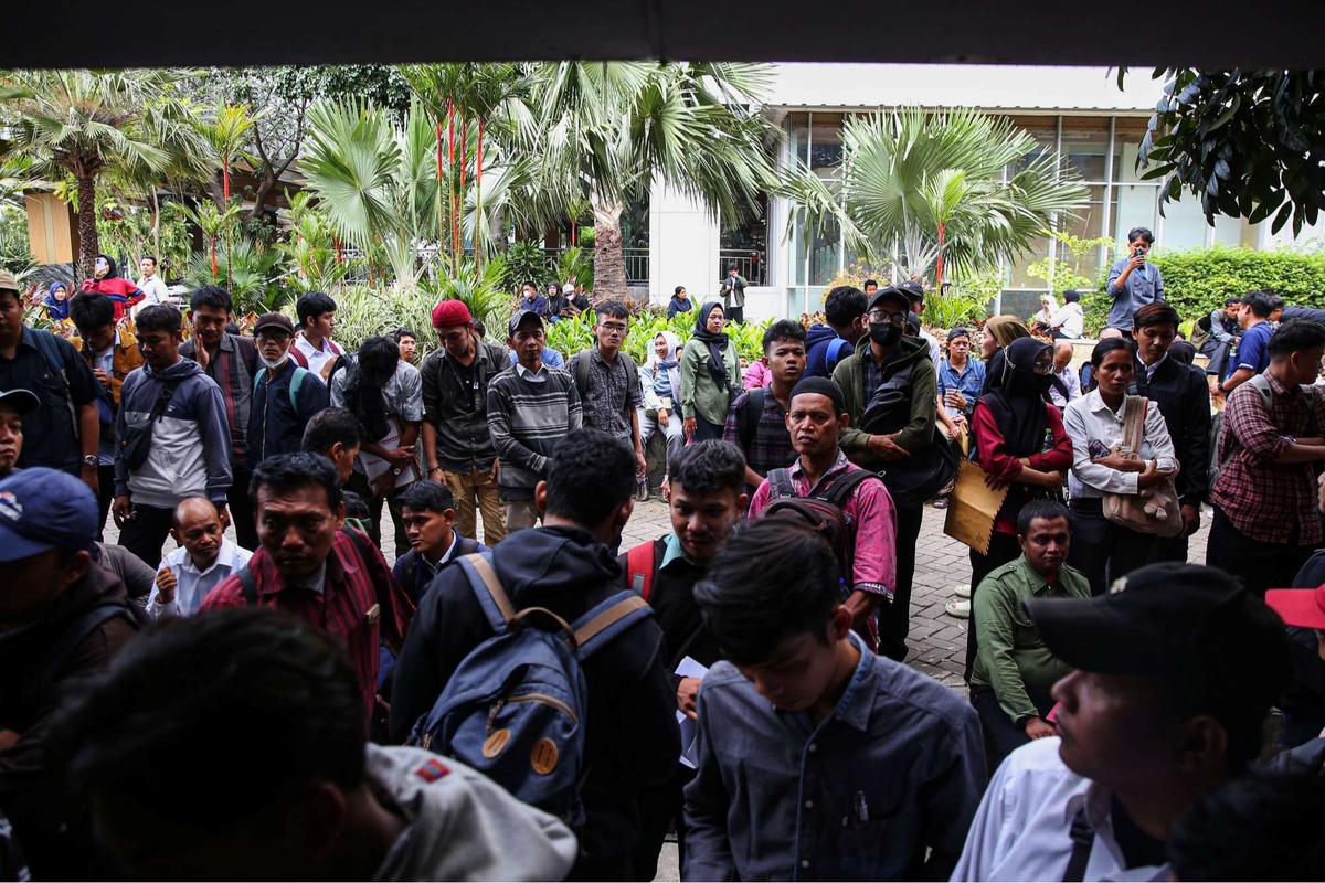 Ratusan orang melamar sebagai pasukan oranye di Balai Kota DKI Jakarta