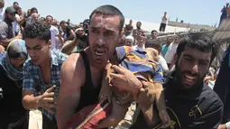 Warga menggendong seorang bocah yang tewas terkena serangan udara Israel di Gaza, Palestina, Rabu (9/7/14). (REUTERS/Ashraf Amrah)