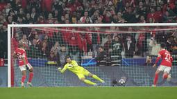 Gelandang Benfica, Joao Mario mencetak gol dari titik penalti ke gawang Club Brugge selama pertandingan babak 16 besar Liga Champions di stadion Luz di Lisbon, Portugal, Rabu (8/3/2023). Benfica menang telak atas Club Brugge 5-1 dengan agregat 7-1 sekaligus memastikan mereka lolos ke perempatfinal Liga Champions. (AP Photo/Armando Franca)