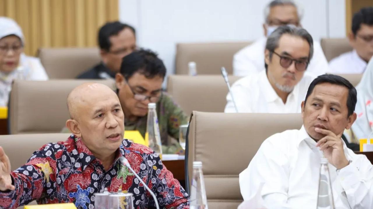 "Langkah-langkah ini diharapkan dapat memberikan dukungan yang lebih kuat bagi produk UMKM dalam menghadapi persaingan di ekosistem digital yang semakin berkembang," kata Teten.&nbsp;