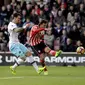 Manolo Gabbiadini (kanan) melepas tembakan untuk mencetak gol pada debut bersama Southampton. Gabbiadini merobek gawang West Ham United pada duel Liga Inggris, Sabtu (4/2/2017). (AP Photo/Simon Galloway)