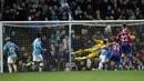 Pemain Manchester City Sergio Aguero (kiri) mencetak gol ke gawang Crystal Palace pada pertandingan Liga Inggris di Etihad Stadium, Manchester, Inggris, Sabtu (18/1/2020). Laga berakhir 2-2. (AP Photo/Rui Vieira)