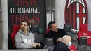 Penyerang AC Milan, Zlatan Ibrahimovic (kiri) dan Paolo Maldini duduk di bangku cadangan sebelum pertandingan melawan Udinese pada lanjutan Liga Serie A Italia di stadion San Siro, di Milan, Italia, Kamis (4/3/2021). AC Milan bermain imbang atas Udinese 1-1. (AP Photo/Antonio Calanni)