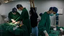 Suasana saat Chen Yan menjalani operasi plastik di Huamei Medical Cosmetology Hospital di Shanghai, Tiongkok (22/9). Operasi plastik di Tiongkok meningkat didorong oleh kenaikan pendapatan. (AFP Photo/Chandan Khanna)