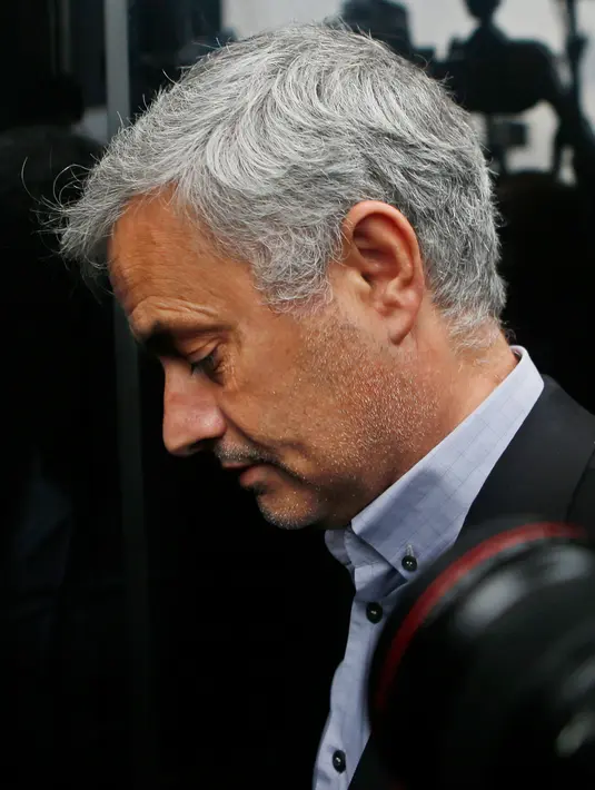 Pelatih Manchester United, Jose Mourinho memasuki gedung pengadilan di Madrid, Spanyol, (3/11). Mourinho dipanggil oleh pengadilan Madrid atas tuduhan pengelapan pajak. (AP Photo / Paul White)
