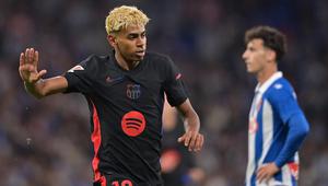 Di menit ke-53, Blaugrana berhasil memecah kebuntuan. Tendangan kaki kiri Lamine Yamal gagal dibendung penjaga gawang Espanyol, Joan Garcia. (MANAURE QUINTERO/AFP)