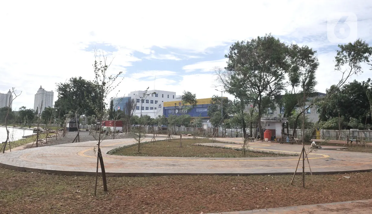 Suasana proyek revitalisasi Taman Danau Sunter, Jakarta, Senin (9/3/2020). Revitalisasi ini untuk mengubah lahan kosong sekitar Danau Sunter menjadi area pembibitan tanaman, taman interaktif warga, dan destinasi wisata air terpadu. (merdeka.com/Iqbal Nugroho)
