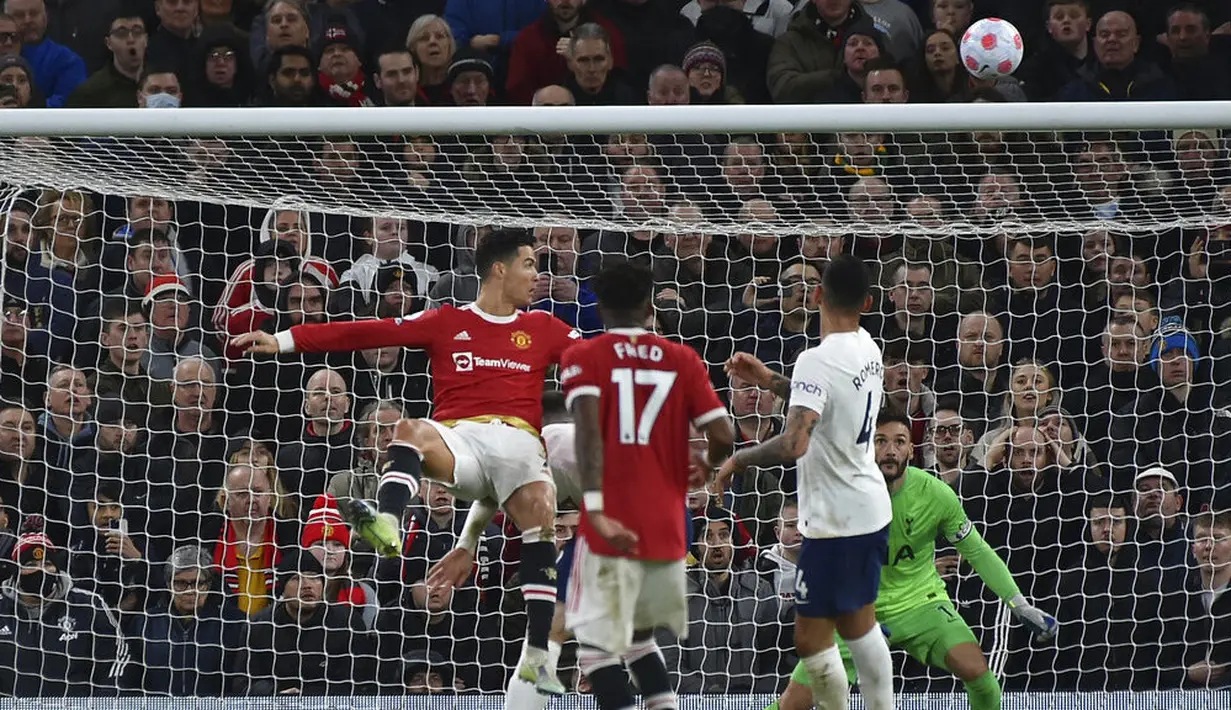 Manchester United kembali unggul di menit 82. Memanfaatkan sepak pojok, Ronaldo yang tidak terkawal dengan baik berhasil menanduk bola dengan sempurna ke gawang Lloris. (AP Photo/Rui Viera)