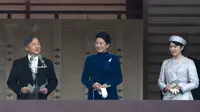 Kaisar Jepang Naruhito menyampaikan pidato didampingi Permaisuri Masako dan putri mereka, Putri Aiko (kiri ke kanan) di balkon Istana Kekaisaran di Tokyo pada tanggal 23 Februari 2024. (Tomohiro Ohsumi/POOL/AFP)