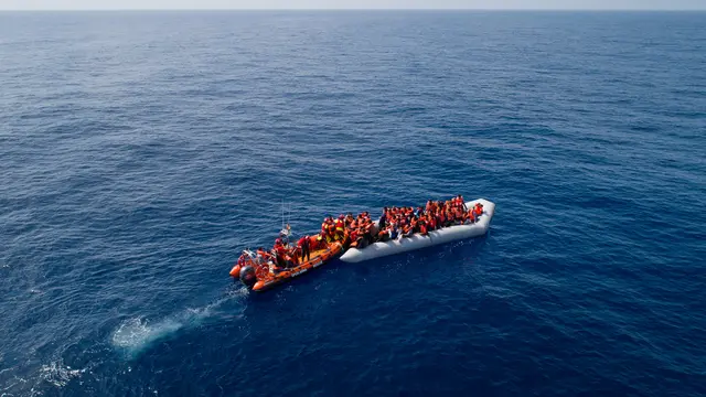 Naiki Perahu Karet, Pengungsi dan Imigran Ini Berniat Menuju Eropa