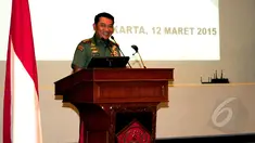 Panglima TNI Moeldoko membuka acara talk show dengan tema 'TNI Mendengar’ di Markas Besar TNI, Jakarta, Kamis (12/3/2015). Program TNI mendengar mengangkat tema ketahanan di bidang energi dengan berbagai permasalahannya. (Liputan6.com/Yoppy Renato)
