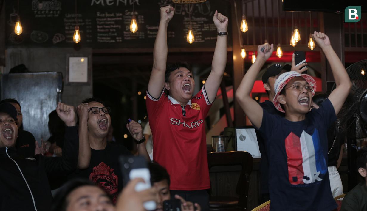 Anggota komunitas United Indonesia bersorak saat Manchester United (MU) mencetak gol menghadapi Everton dalam acara Roaring Night Liga Inggris 2023/2024 di Java Palace Hotel Jababeka, Cikarang, Sabtu (9/3/2024) malam WIB. (Bola.com/Pradipta Rama Baskara)