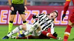 Kompetisi musim 2022/2023 di liga-liga top Eropa serentak telah dibuka dalam dua atau tiga pekan lalu, termasuk di kompetisi Serie A Liga Italia. Klub-klub papan atas Liga Italia pun langsung tancap gas dengan menurunkan pemain-pemain terbaiknya untuk bersaing mendulang poin di pekan-pekan awal kompetisi. Namun 5 pemain berikut nyatanya hatus diparkir terlebih dahulu akibat mengalami cedera yang membutuhkan waktu untuk pemulihan. Siapa saja mereka? Berikut daftar lengkapnya. (AFP/Alberto Pizzoli)