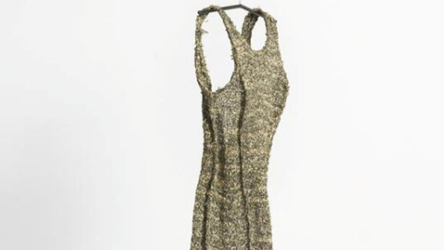 Gaun malam yang terbuat dari uang kertas 