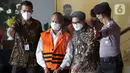 Kepala Bidang Pendidikan Khusus Dinas Pendidikan, Pemuda dan Olahraga DIY, Edy Wahyudi (kedua kiri) sesaat sebelum rilis penahanan di Gedung KPK, Jakarta, Kamis (21/7/2022). Edy Wahyudi dan Direktur Utama PT Arsigraphi, Sugiharto ditahan KPK sebagai tersangka kasus dugaan korupsi pekerjaan pembangunan Stadion Mandala Krida Daerah Istimewa Yogyakarta yang diusut sejak awal 2021. (Liputan6.com/Helmi Fithriansyah)