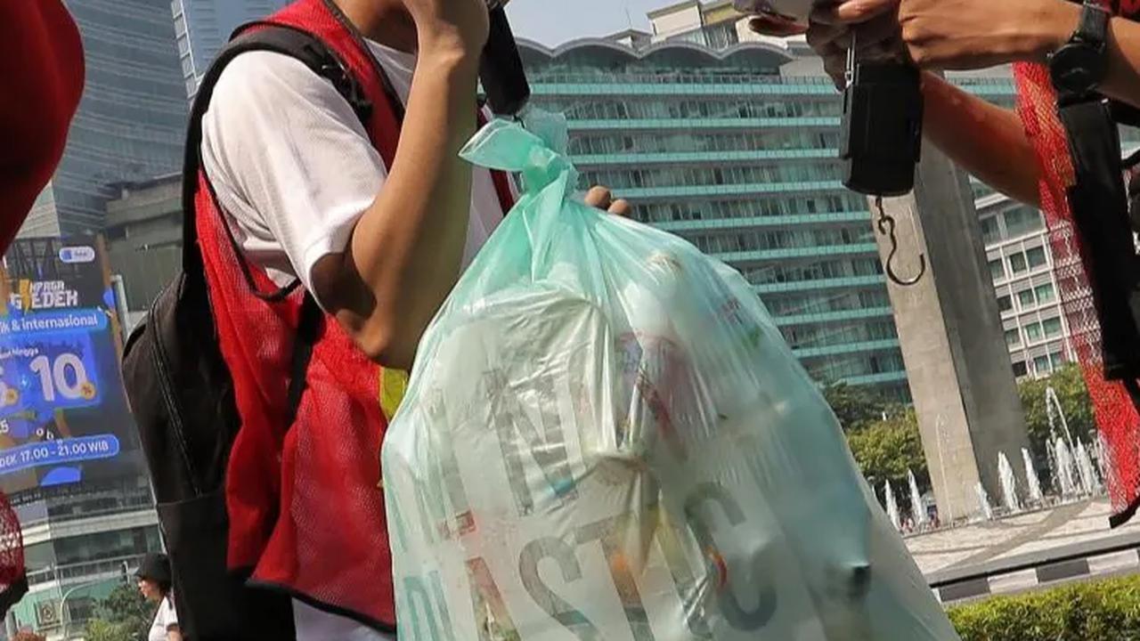 Pegiat peduli lingkungan menimbang sampah plastik yang berhasil dikumpulkan saat CFD di kawasan Bundaran HI, Jakarta.