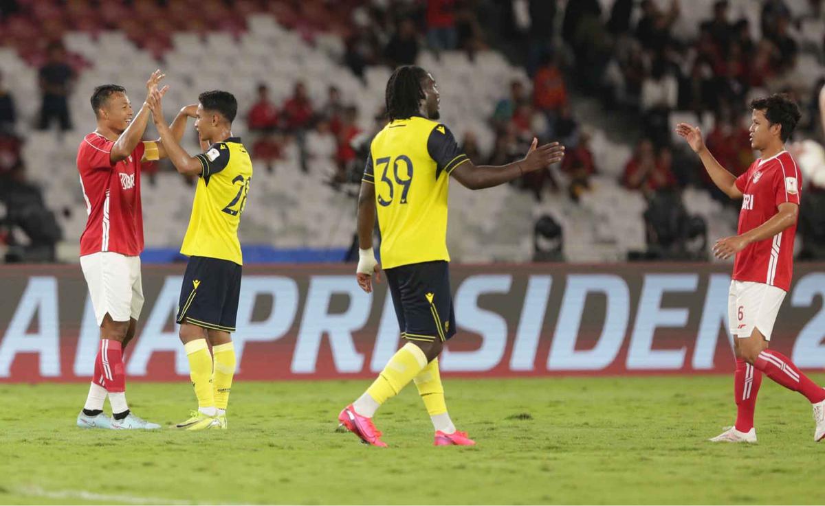 FOTO: Hujan Gol di SUGBK: Oxford United Libas Indonesia All Star 3-6 di  Laga Perdana Piala Presiden 2025