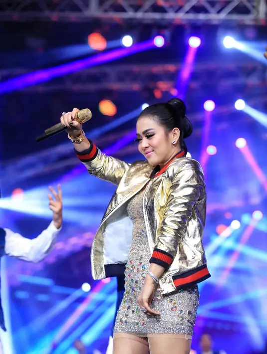 Meski terkesan ribet, Syahrini sadar bahwa penampilannya selalu tampil berbeda dan fresh merupakan resiko pekerjaan yang digelutinya. Pengalaman pernah dirasakan dengan busana yang dikenakan. (Adrian Putra/Bintang.com)