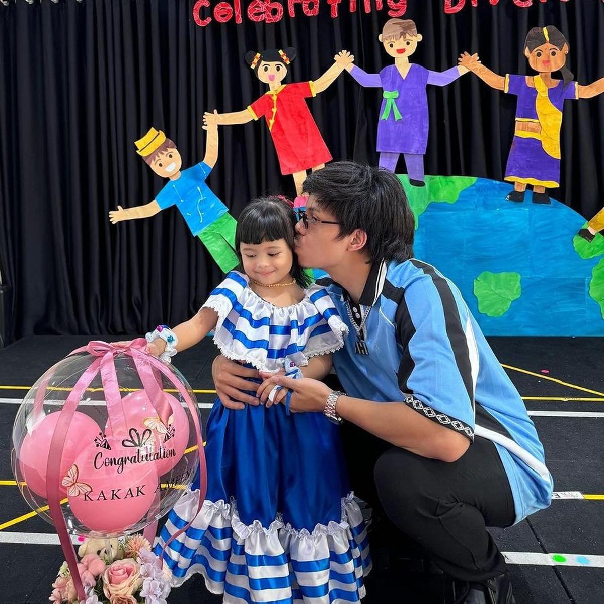 "Proud of you my baby. Terus lah berani mengekspresikan diri kamu, versi terbaik diri kamu, kejar passion dan mimpi-mimpi kamu. Papa akan selalu di sini sampai akhir," tulis Atta.