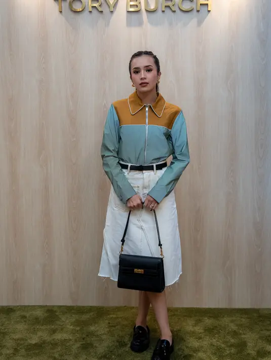 Untuk melengkapi penampilannya yang super kece, Beby mengenakan lee radziwill shoulder bag yang ditaksir seharga Rp19 juta.  [Dok/Tory Burch].