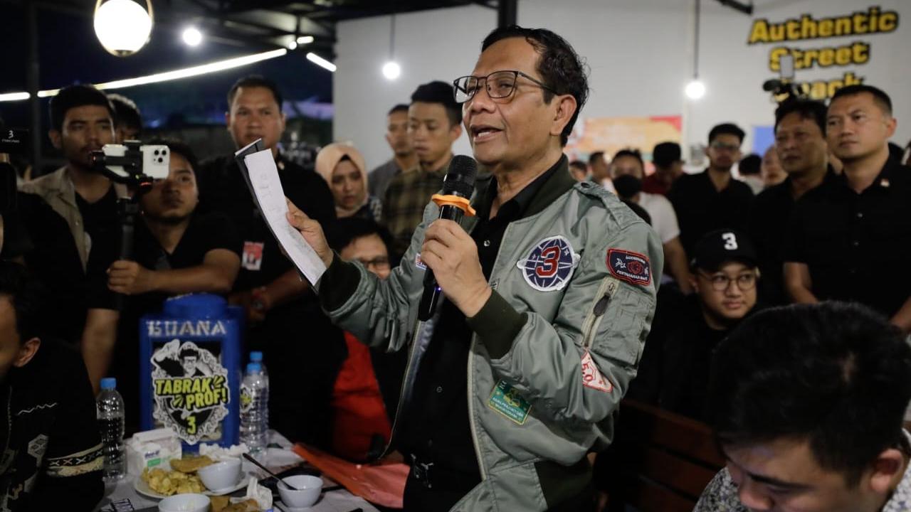 Calon wakil presiden (Cawapres) nomor urut 3 Mahfud MD saat menghadiri acara dialog bersama masyarakat bertajuk ‘Tabrak Prof!’ di Kafe Borjuis, Kota Semarang, Jawa Tengah (Jateng), Selasa (23/1/2024).
