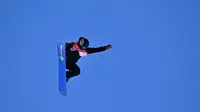 Atlet snowboarding asal Selandia Baru, Zoi Sadowski Synnott saat tampil di Olimpiade Musim Dingin, Beijing 2022 dan merebut emas pertama untuk negaranya. (Ben STANSALL / AFP)