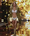 “Aku berhenti makan Goldfish dan Oreo dan mulai makan salad kubis dan roti panggang alpukat.” – Karlie Kloss. (Bintang/EPA)