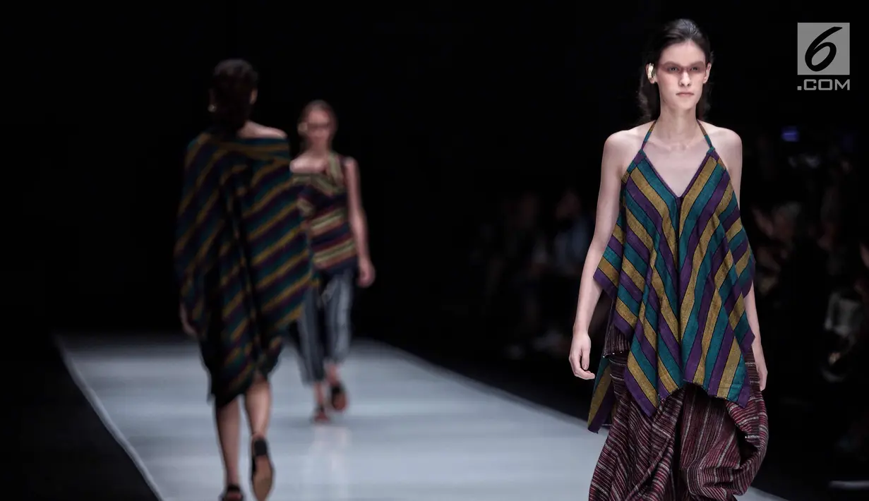 Sejumlah model berjalan diatas catwalk membawakan rancangan karya Lulu Lutfi Labibi dalam Jakarta Fashion Week 2018 di Senayan City, Jakarta, Kamis (26/10). (Liputan6.com/Faizal Fanani)