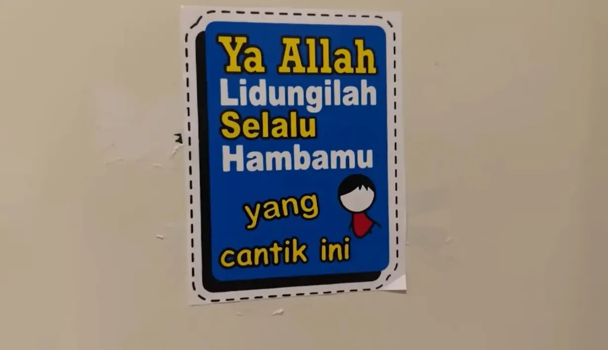 Sampai rumah, ia langsung menuju kamar putrinya, Yaya. Depan pintu Yaya tertulis 'Ya Allah lindungilah selalu Hambamu yang cantik ini'. Melihat ide tulisan dari putrinya Ibnu Jamil hanya tertawa. [Youtube/RINDU FAMILY]