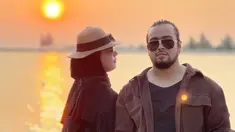 Siapa yang tidak tahu kalau seorang beauty influencer, Tasya Farasya, memiliki saudari kembar bernama Tasyi Athasyia. Tasyi telah menikah dengan Syech Zaki pada 2015 silam. Dalam unggahan Instagram, YouTuber berhijab itu tampak kompak bersama suami. Penasaran dengan OOTD couple ala Tasyi Athasyia dan suami menggunakan pakaian yang senada?&nbsp;(FOTO: instagram.com/tasyiiathasyia/)