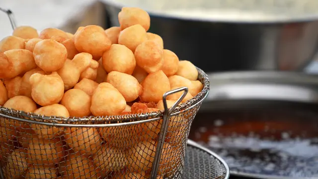 Fouskakia, hidangan penutup asal Yunani yang juga banyak dikenal sebagai lukumades. (Foto: TasteAtlas)