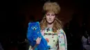 Model membawakan busana Spring/Summer 2017 karya desainer asal India, Manish Arora selama Paris Fashion Week di Paris, Prancis (29/9). Model tersebut tampil dengan gaya rambut yang unik. (REUTERS/Gonzalo Fuentes)