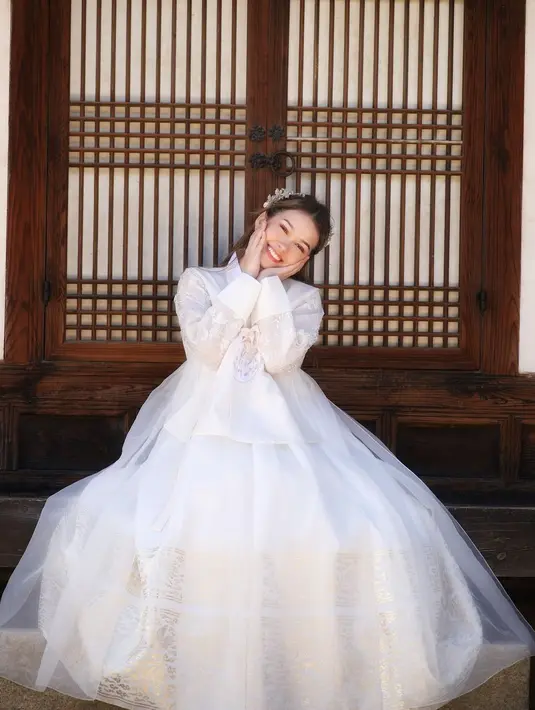 Tampilan Rebecca Klopper makin bersinar dengan Korean Makeup look bernuansa pink peach yang fresh [@rklopper]