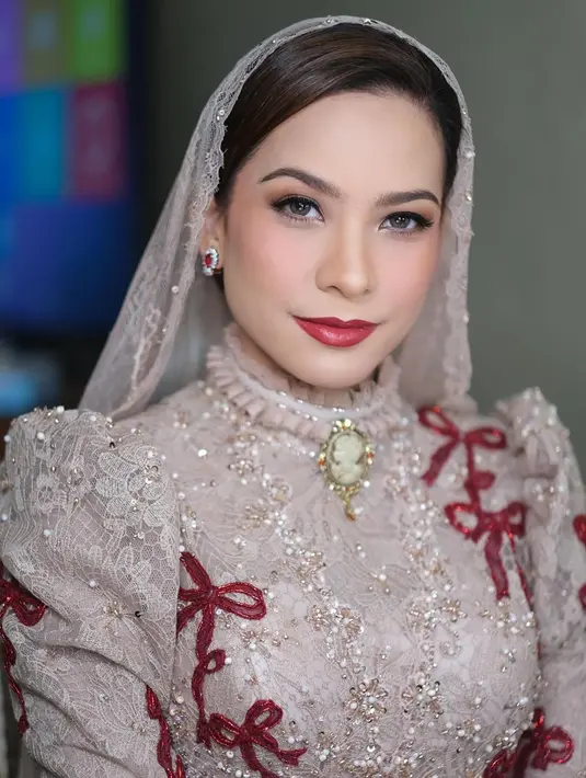 Rachel Maryams sukses memancarkan pesona elegan dengan pulasan makeup bold yang flawless oleh MUA @hdwmakeup18. Eyeshadow coklat dipilih sebagai riasan mata, kemudian red coral untuk pipi, dan bold red untuk bibir. [@rachelmaryams].