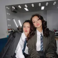 Beby Tsabina, Rebecca Klopper, dan Syifa Hadju tampil kompak bergaya preppy. [@bebytsabina].