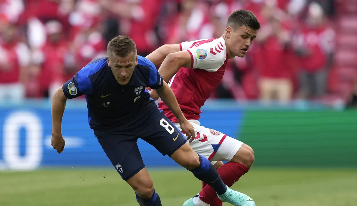 Pada menit ke-30 lagi-lagi peran krusial Lukas Hradecky ditunjukkan saat mampu memotong umpan silang dari Joakim Maehle (kanan) ke arah tiang jauh yang sudah ditunggu Yussuf Poulsen. (Foto: AP/Martin Meissner/Pool)