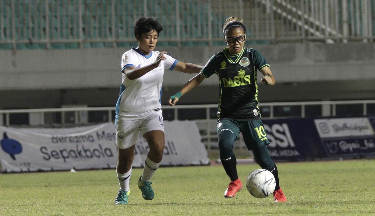 Gelandang Tira Persikabo Putri, Priskila Ocktiandriani, berebut bola dengan pemain PSIS Semarang pada lanjutan laga Liga 1 Purtri 2019 di Stadion Pakansari, Bogor, Kamis (7/11). Tira Persikabo Putri menang 2-0 atas PSIS Semarang. (Bola.com/Yoppy Renato)