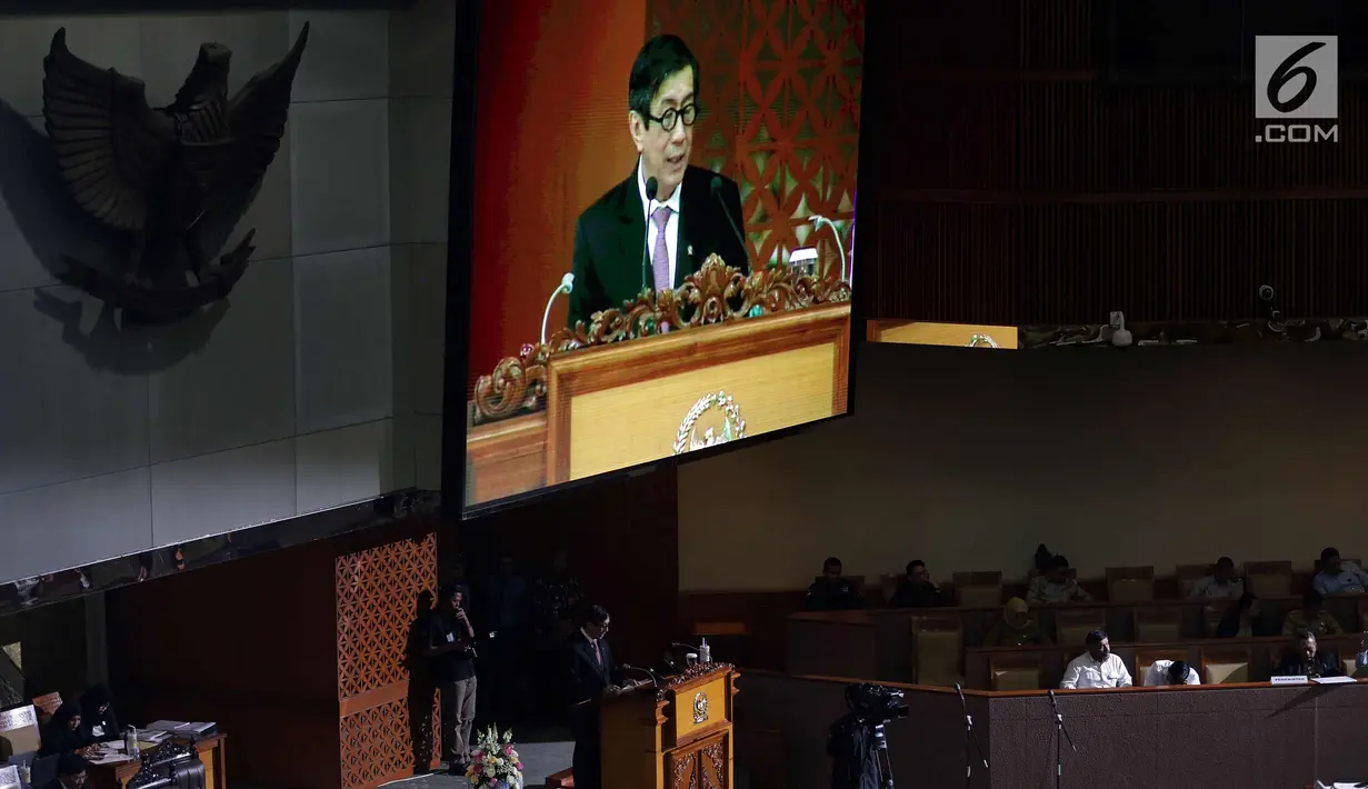 Menteri Hukum dan HAM Yasonna Laolly menyampaikan  pandangan akhir pemerintah soal RUU MD3 saat Rapat Paripurna Pengesahan RUU MD3 menjadi UU di gedung Parlemen, Senayan, Jakarta, Senin (12/2). (Liputan6.com/Johan Tallo)