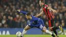 Aksi Eden Hazard (kiri) saat melewati adangan pemain Bournemouth, Dan Gosling pada laga perempatfinal Piala Liga Inggris di Stamford Bridge stadium, London, (20/12/2017). Chelsea menang 2-1. (AP/Alastair Grant)