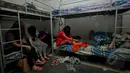 Sejumlah perempuan asal Tiongkok berada di sebuah kamar saat Polda Metro mengerebek rumah di kawasan Cilandak Timur, Jakarta, Kamis (7/5/2015).  Mereka diduga terlibat penipuan dengan modus cyber crime. (Liputan6.com/Faizal Fanani)